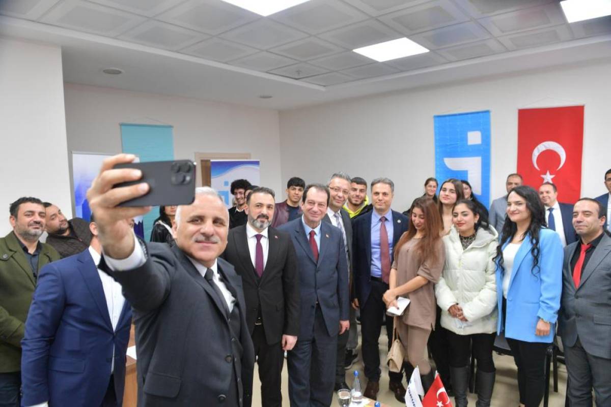 Diyarbakır Valisi Zorluoğlu, danışma ofisinde üniversite öğrencileriyle bir araya geldi