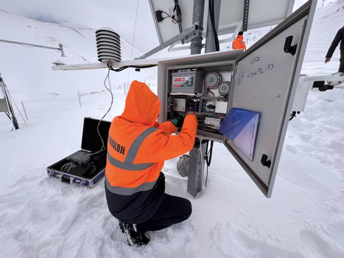 Meteoroloji ekipleri, veri istasyonlarına ulaşmak için kar ve soğukta dağları, tepeleri aşıyor