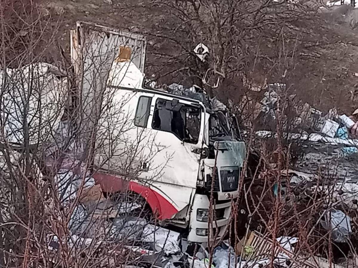 Ardahan'da devrilen tırın sürücüsü yaralandı