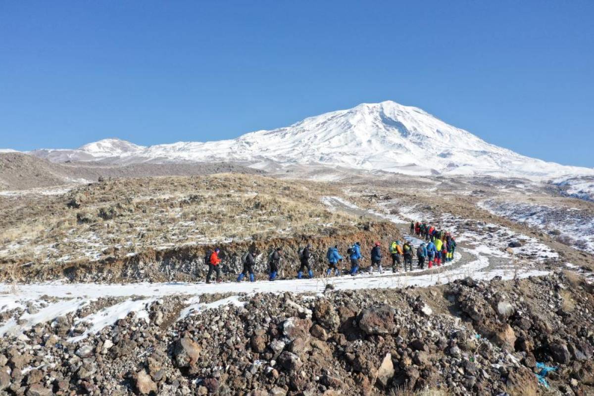 Karla kaplı Ağrı Dağı çetin kışta da dağcıları ağırlıyor