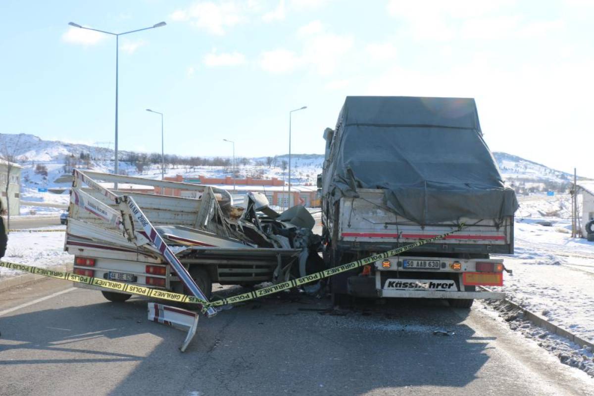 Malatya'da kamyonetin tıra çarptığı kazada 1 kişi öldü, 1 kişi yaralandı
