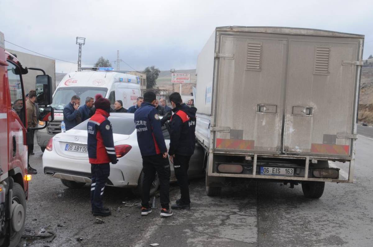 Şırnak'ta otomobil ile kamyonetin çarpıştığı kazada 5 kişi yaralandı