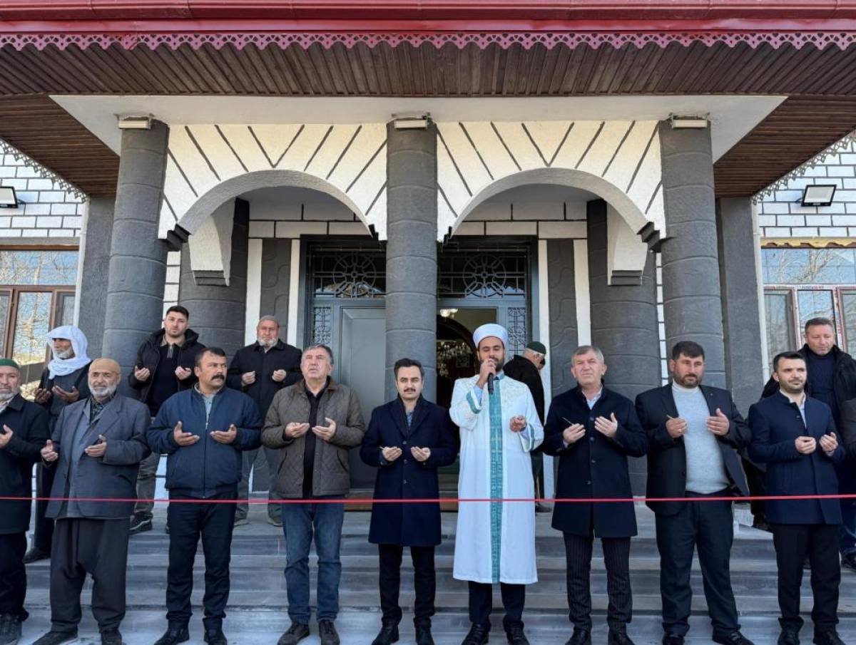 Gaziantep'te depremde yıkılan cami yeniden yapılarak ibadete açıldı
