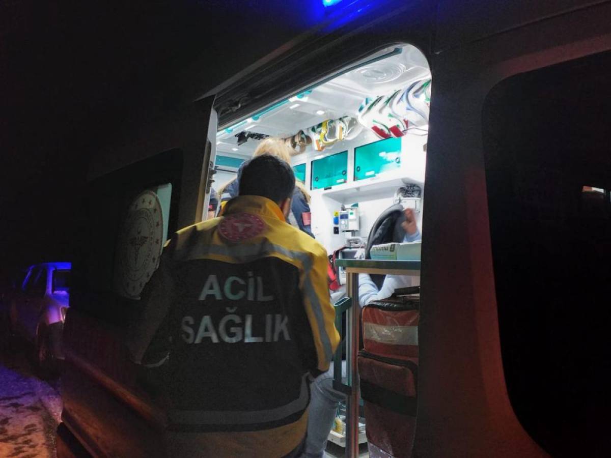 Siirt'te kar nedeniyle mahsur kalanlar ekiplerce kurtarıldı