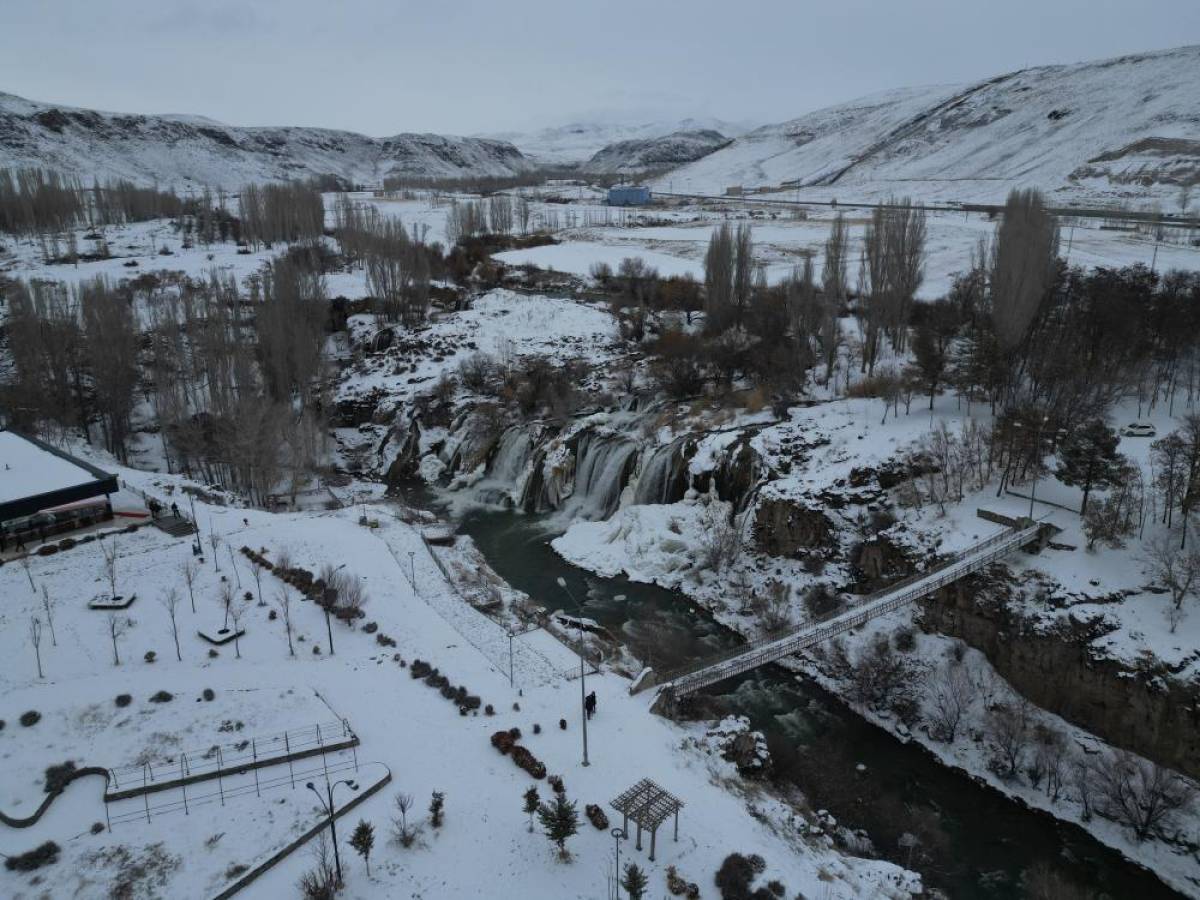 Kısmen donan Muradiye Şelalesi'nin çevresi beyaza büründü