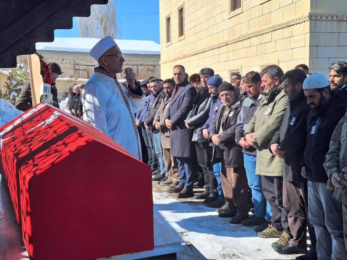 Bingöl'de otobüs kazasında hayatını kaybeden sözleşmeli erin cenazesi Erzurum'da defnedildi