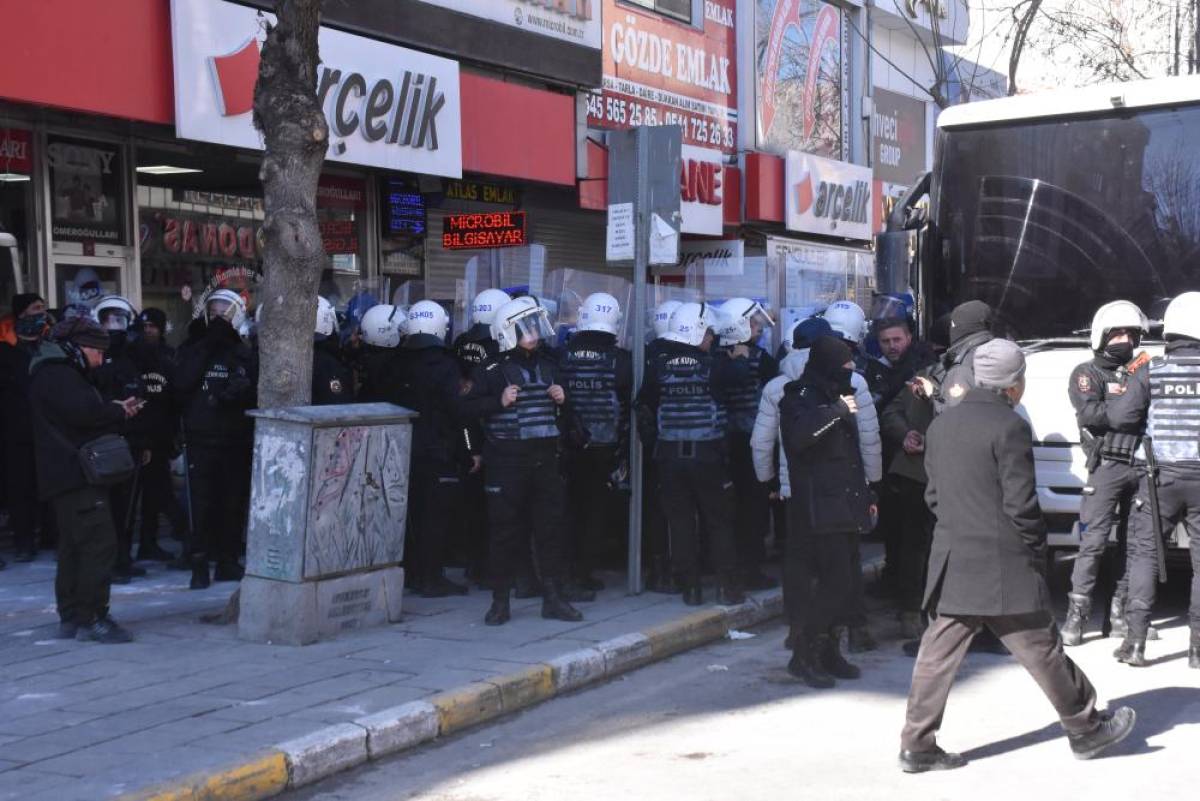 Van’da izinsiz yürüyüş yapmak isteyen gruba polis müdahale etti