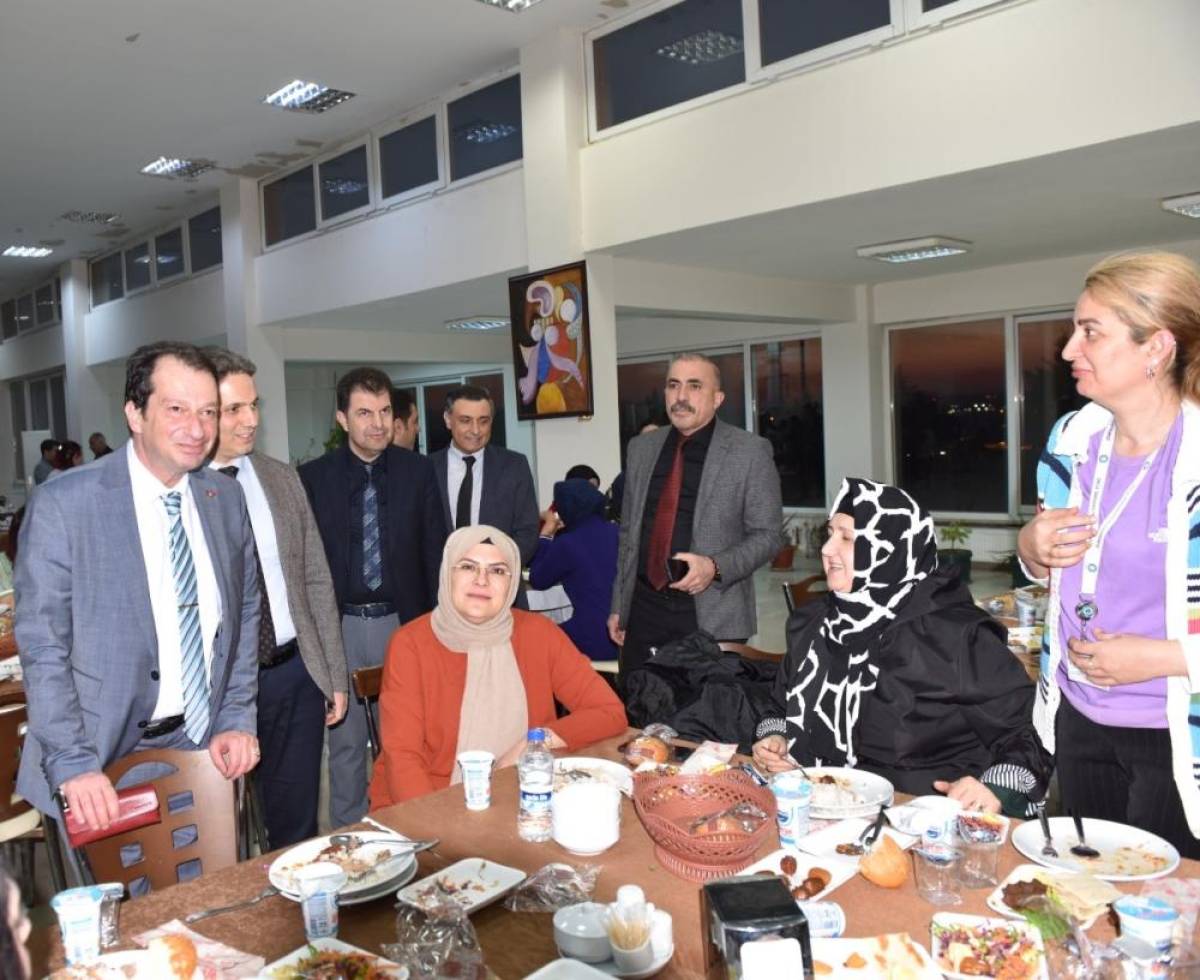 Dicle Üniversitesi Rektörü Eronat, sağlık çalışanlarıyla iftarda buluştu