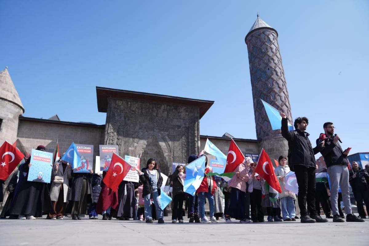 Erzurum'da sağlık çalışanları "Doğu Türkistan" için sessiz yürüyüş yaptı