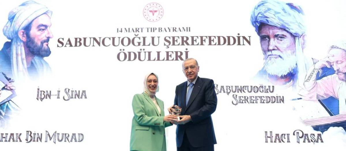 Cizre Kaymakamlığı, Sabuncuoğlu Şerafeddin Ödülleri töreninde ödül alan hekimi tebrik etti