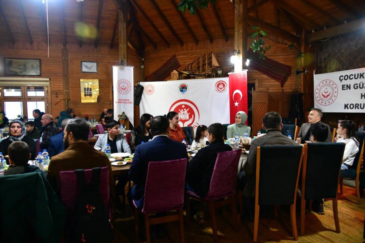 Ardahan Valisi Hayrettin Çiçek, koruyucu ailelerle iftarda buluştu