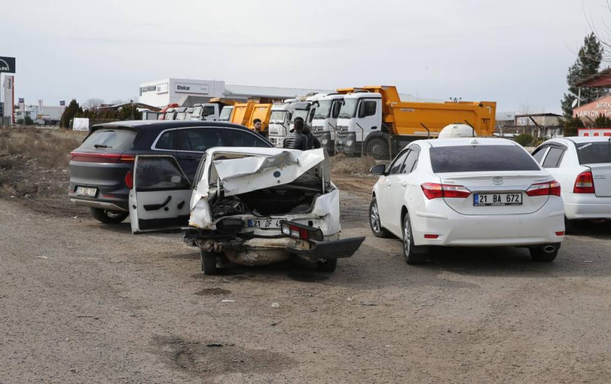 Diyarbakır'da otomobille SUV aracın çarpıştığı kazada 4 kişi yaralandı