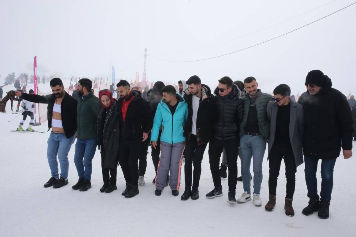 Bitlis'te "4. Geleneksel Meşaleli Kayak Festivali ve Müzik Şöleni" düzenlendi