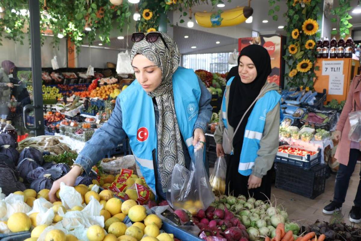 Üniversiteli gençler yaşlıların iftar sofralarını hazırlıyor