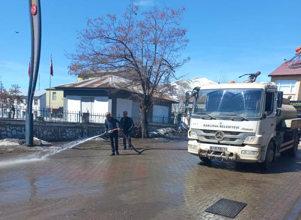 Karlıova'da cadde ve sokaklarda temizlik çalışması