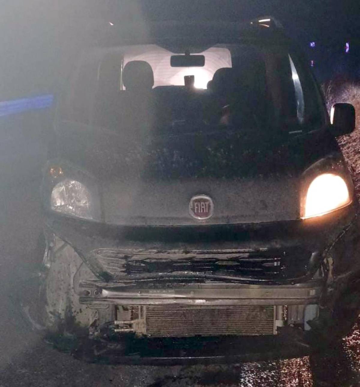 Kars'ta bariyere çarpan hafif ticari araçtaki 2 kişi yaralandı