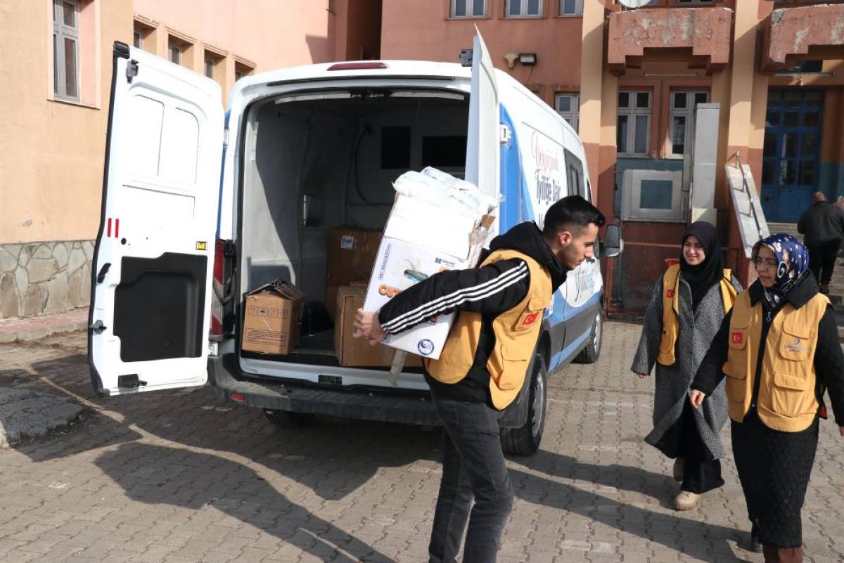 İstanbul'daki öğrencilerden Ağrılı köy çocuklarına yardım