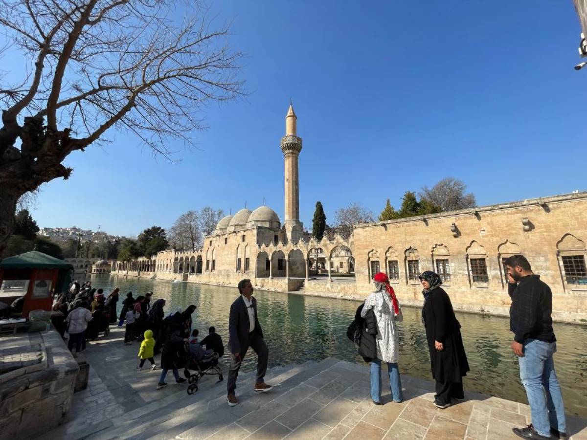 Şanlıurfa'da güneşli havayı fırsat bilenler Balıklıgöl'de vakit geçirdi