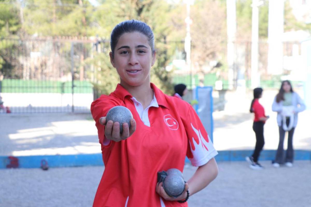 Siirt'te Öğretmeninin "Sende ışık var" dediği öğrenci boccede madalyaya doymuyor