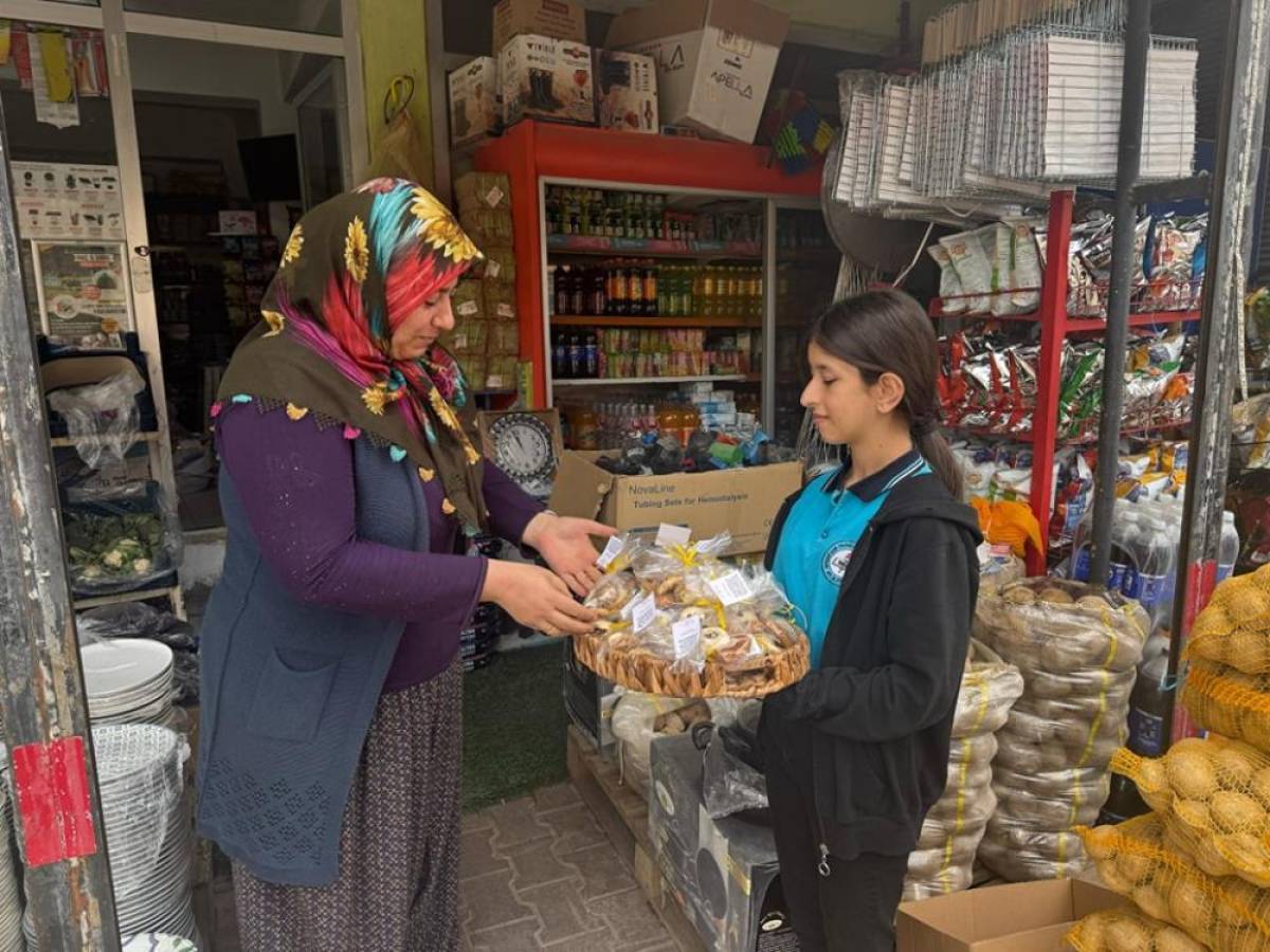 Keban'da öğretmen ve öğrenciler "İyilik Haftası" kapsamında ikramda bulundu