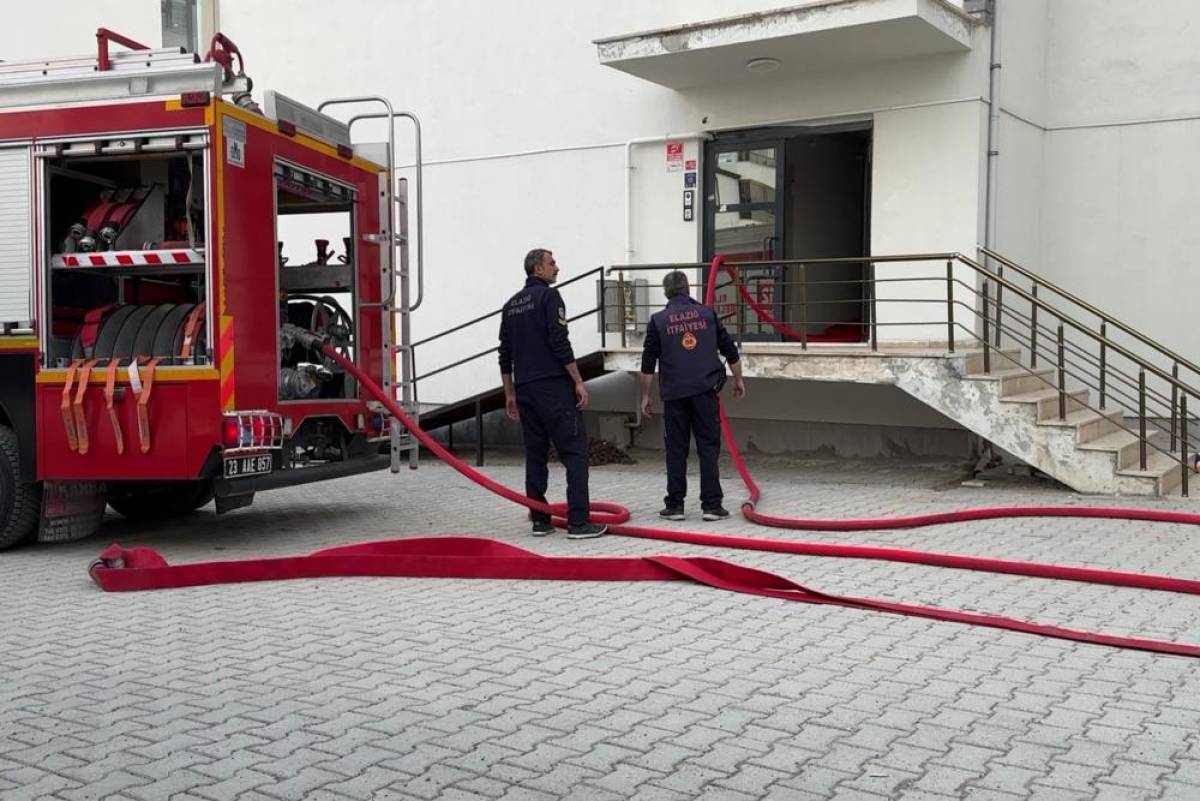 Elazığ'da 7 katlı apartmanın 2. katında çıkan yangın söndürüldü