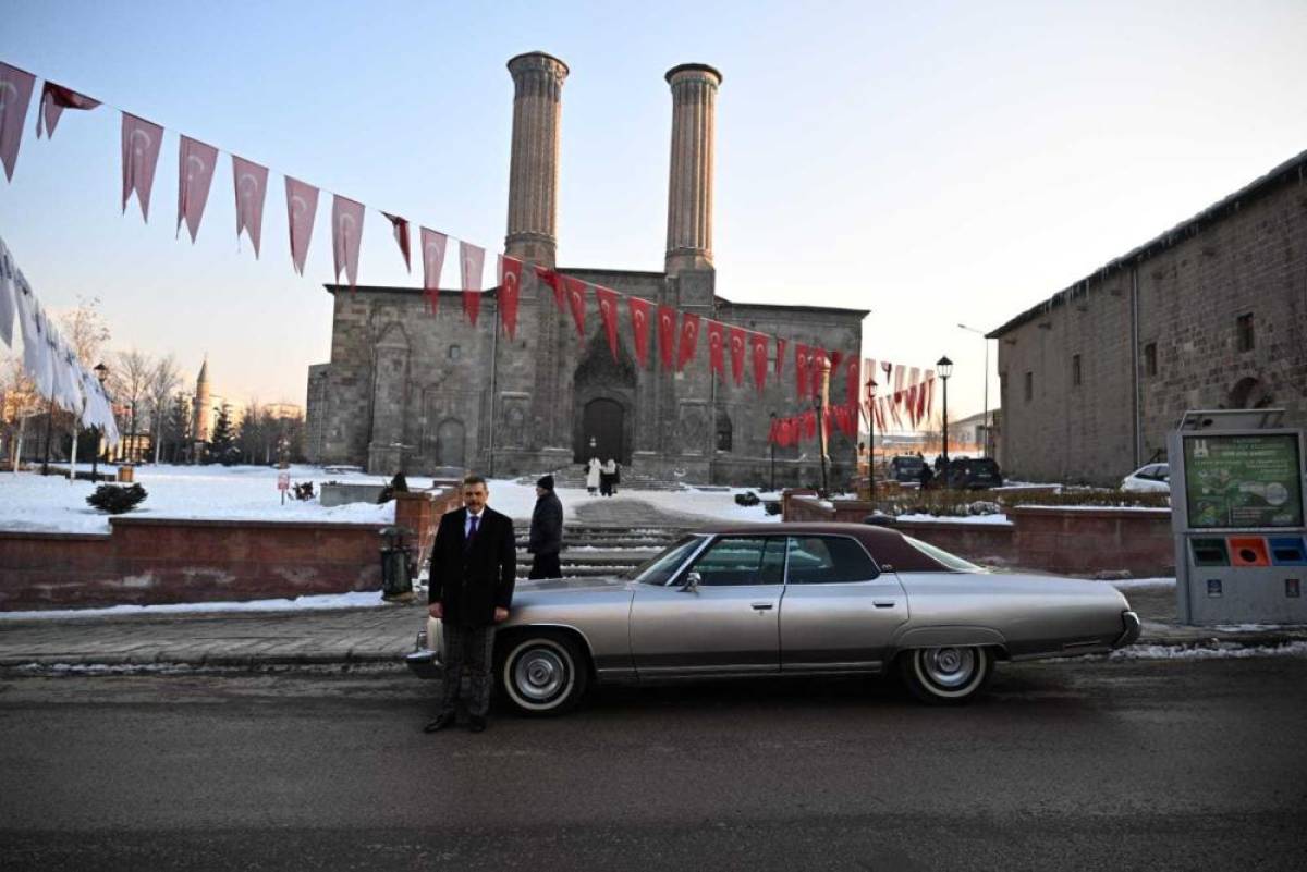 Erzurum Valisi Çiftçi, klasik otomobille şehir turu attı