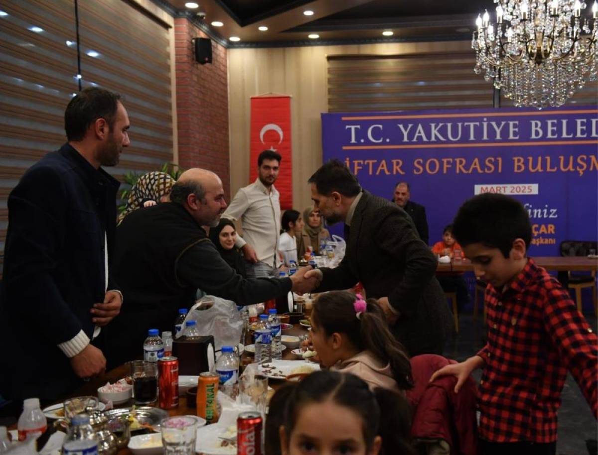 Yakutiye Belediye Başkanı Uçar, ayakkabı boyacıları ve tamircilerle iftarda buluştu