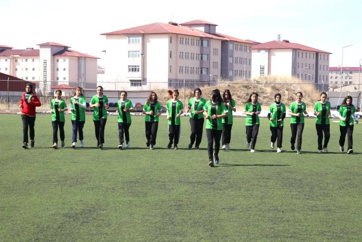Ağrılı kızlar eğitim gördükleri spor lisesinin futbol takımını zirveye taşıyor