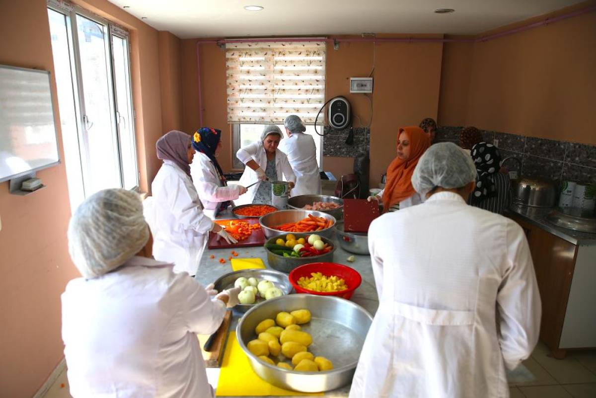 Diyarbakır'da kadınlar ramazanda ihtiyaç sahipleri için sıcak aş mesaisinde