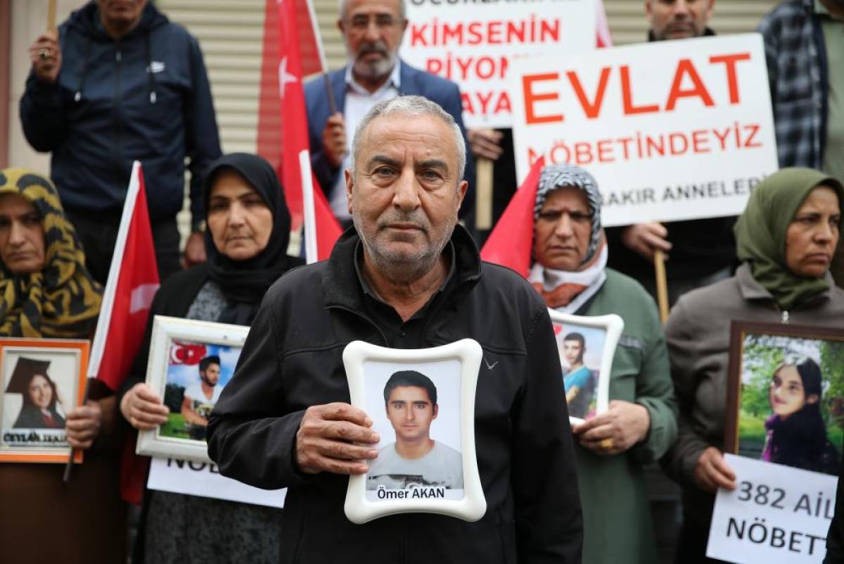 Diyarbakır annelerinin evlat nöbetine bir aile daha katıldı