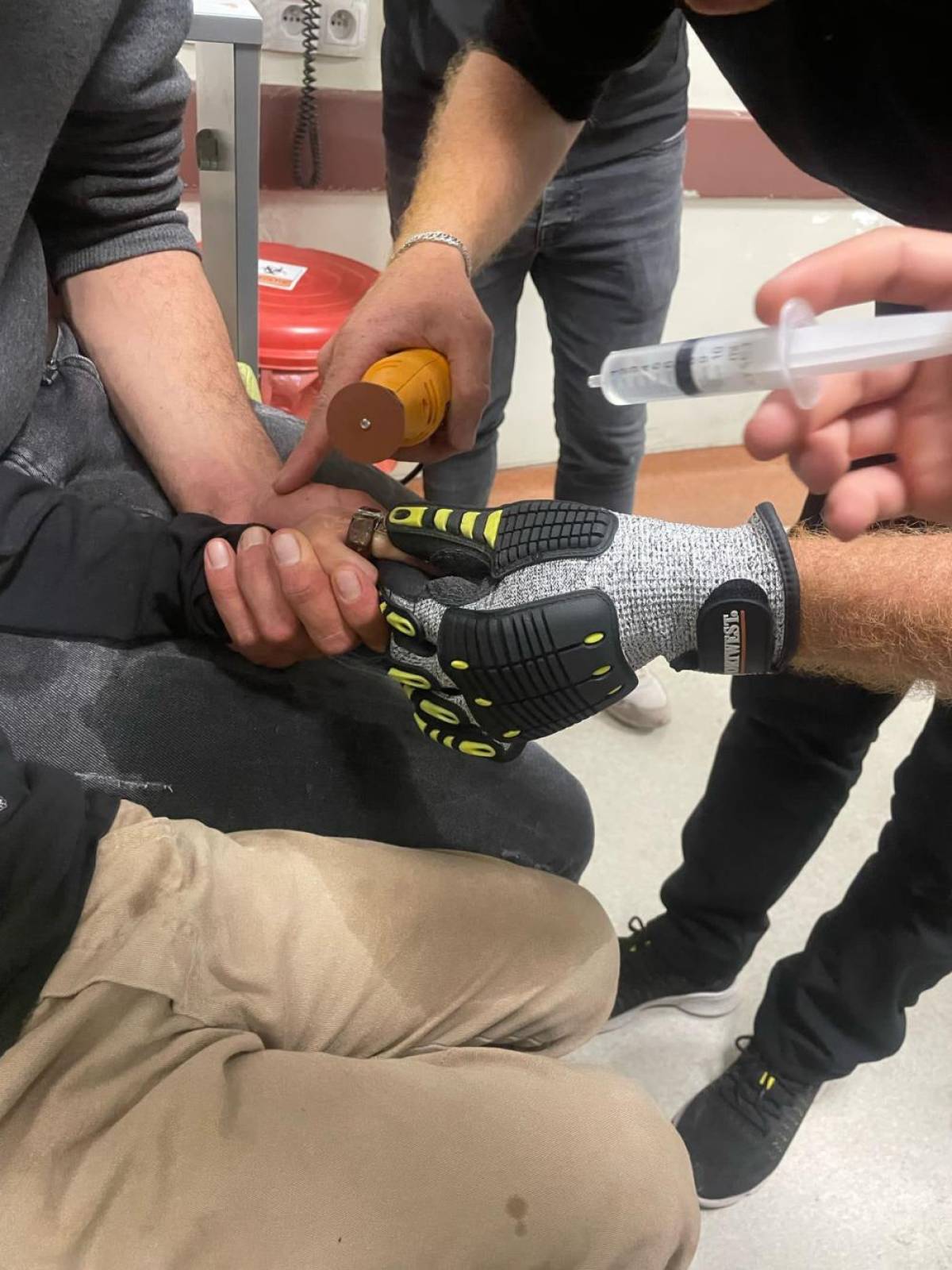 Siirt'te çocuğun parmağına sıkışan cıvatayı itfaiye ekipleri keserek çıkardı