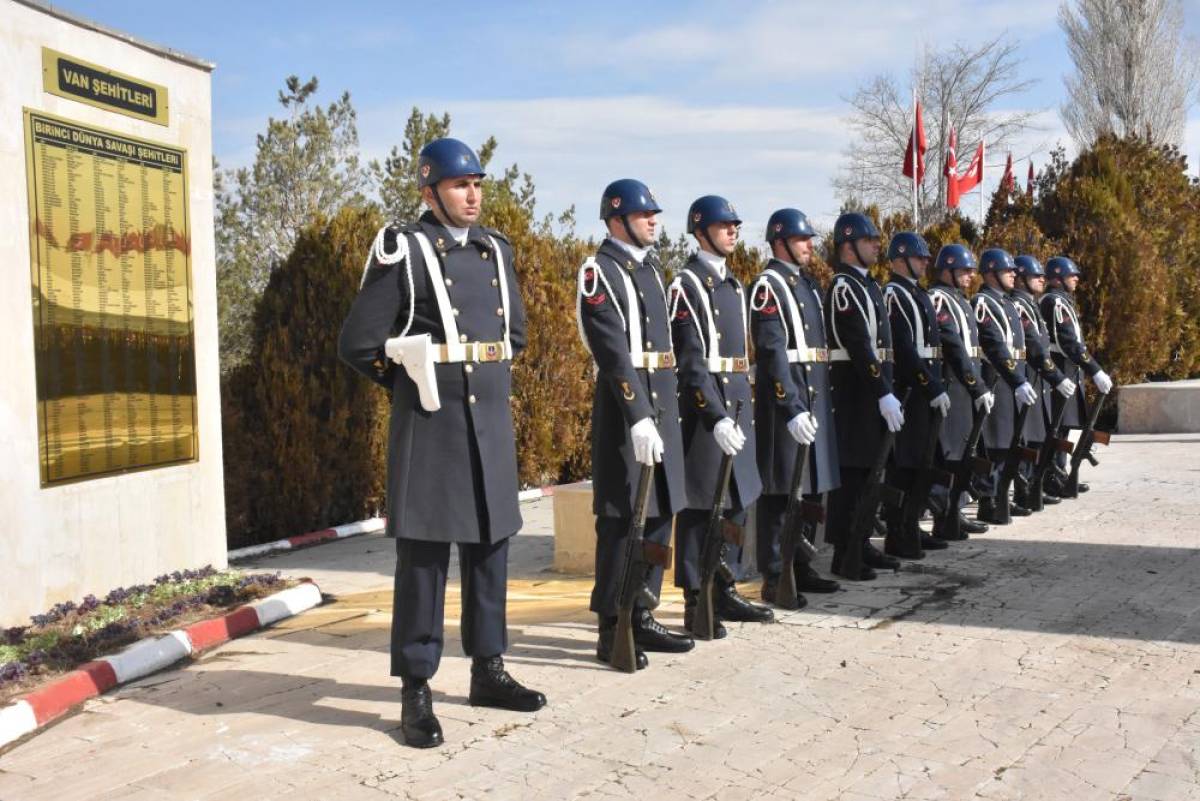 Yüksekova'da bir binanın çatısında çıkan yangın söndürüldü