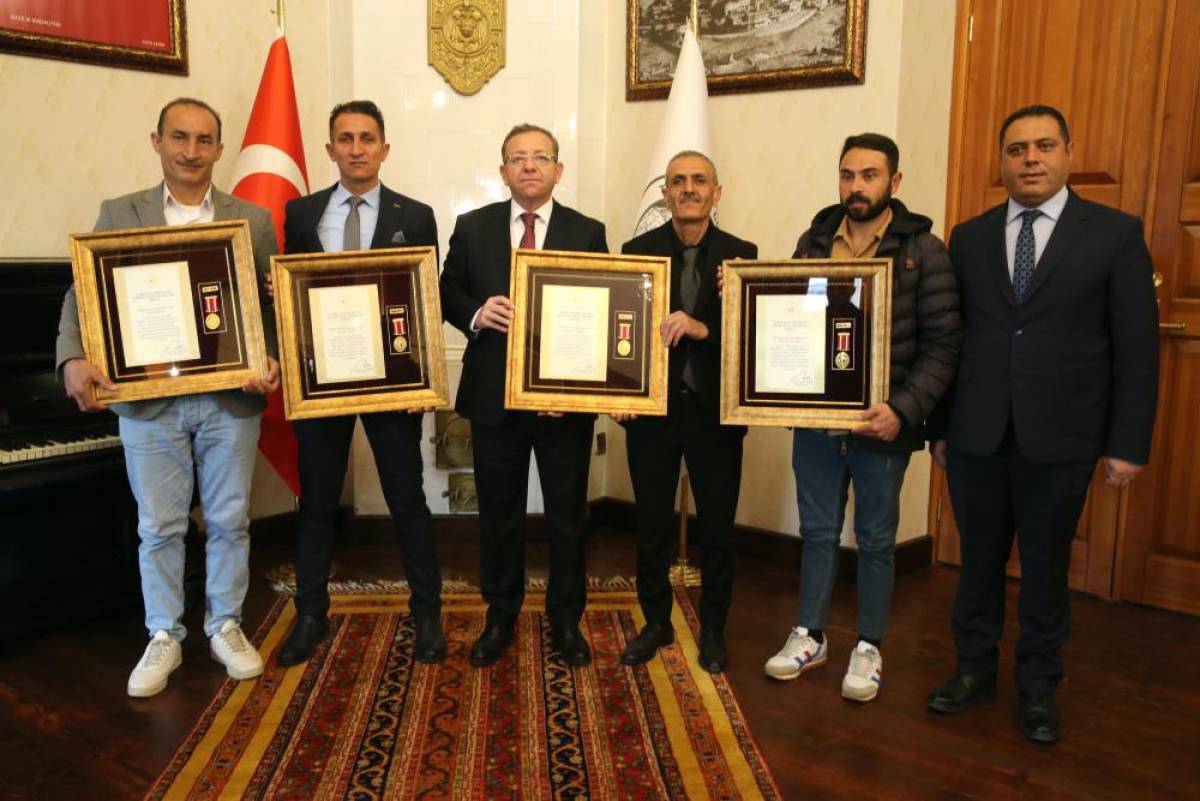 Kars'ta şehit güvenlik korucularının ailelerine "Devlet Övünç Madalyası ve Beratı Töreni" verildi