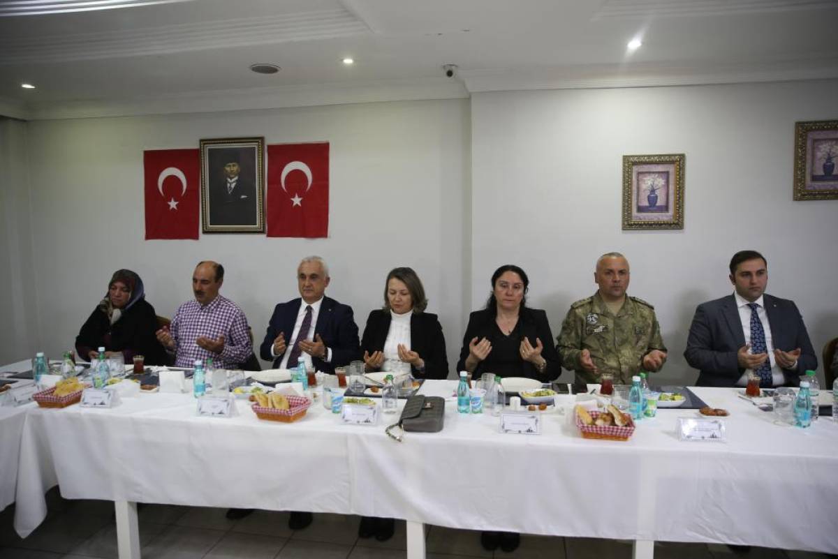 Muş Valisi Çakır, şehit aileleri ve gazilerle iftarda buluştu