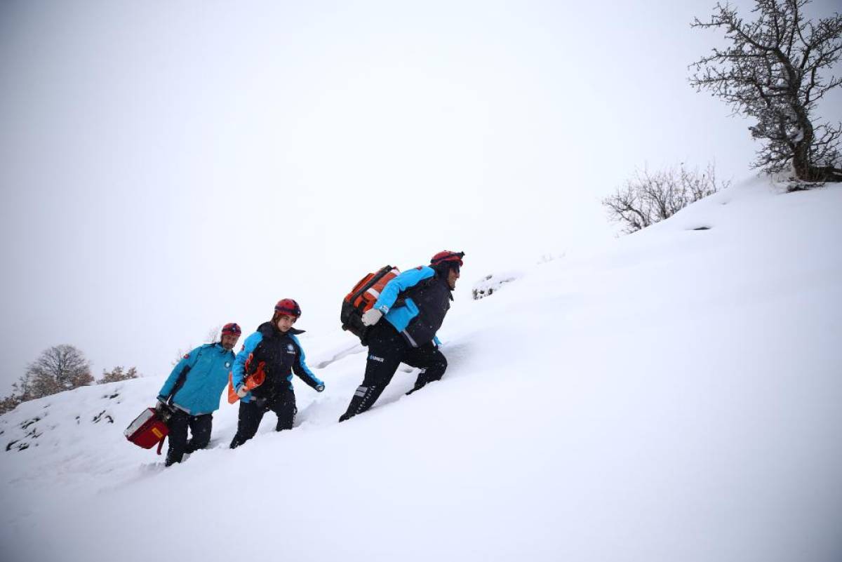 Karlı yolları aşıp mahsur kalan hastalara ulaşıyorlar