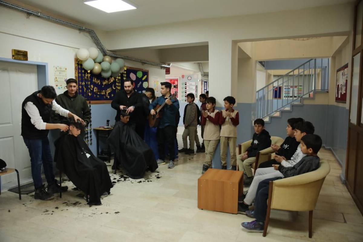 Siirt'in komşu ilinde konservatuvar öğrencisi berber, köy çocuklarına şarkılar eşliğinde bayram tıraşı yapıyor