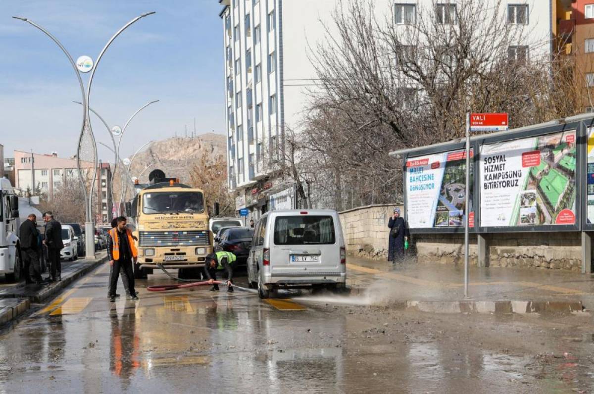 Van Büyükşehir Belediyesi, cadde ve sokaklarda bahar temizliği yaptı