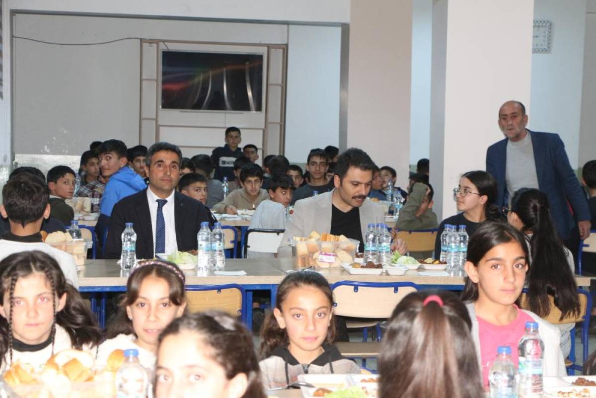 Karlıova Kaymakamı Gilan, öğrencilerle iftarda buluştu