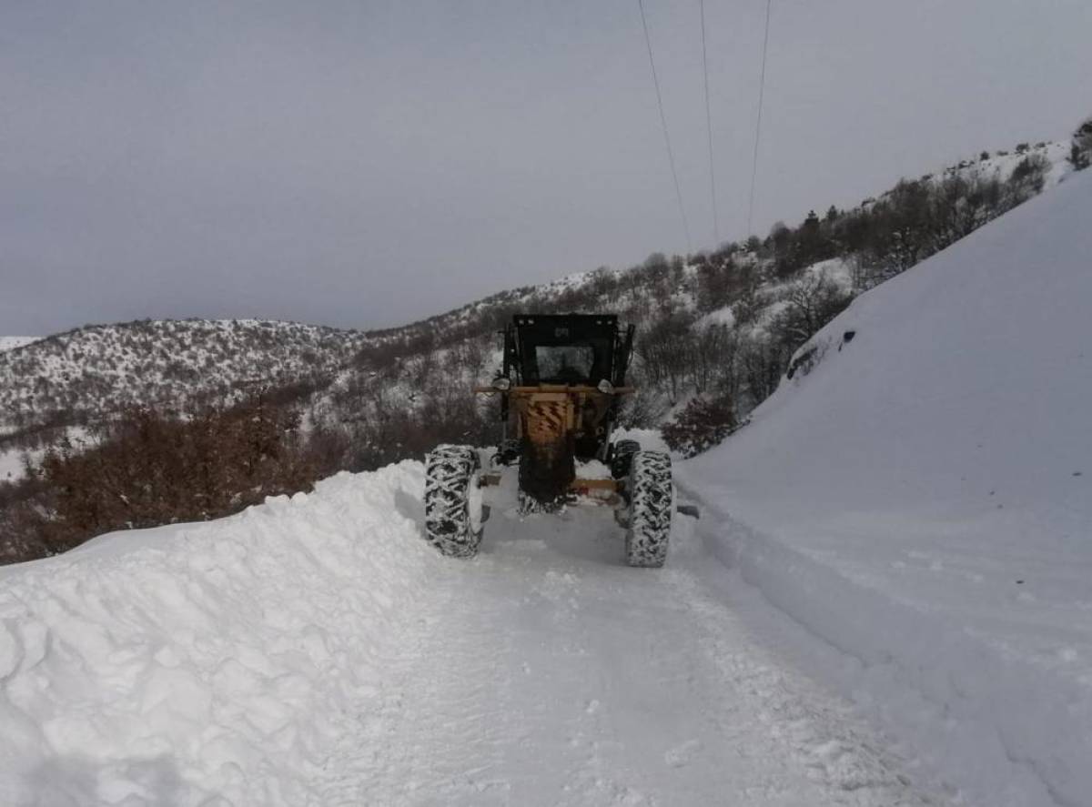 Elazığ'da kar nedeniyle yolda mahsur kalan araçlar kurtarıldı