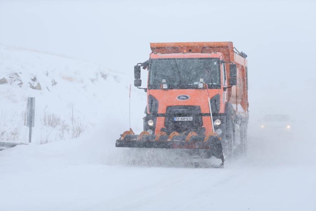 Ardahan-Kars ile Kars-Göle kara yolu, tırların geçişine kapatıldı