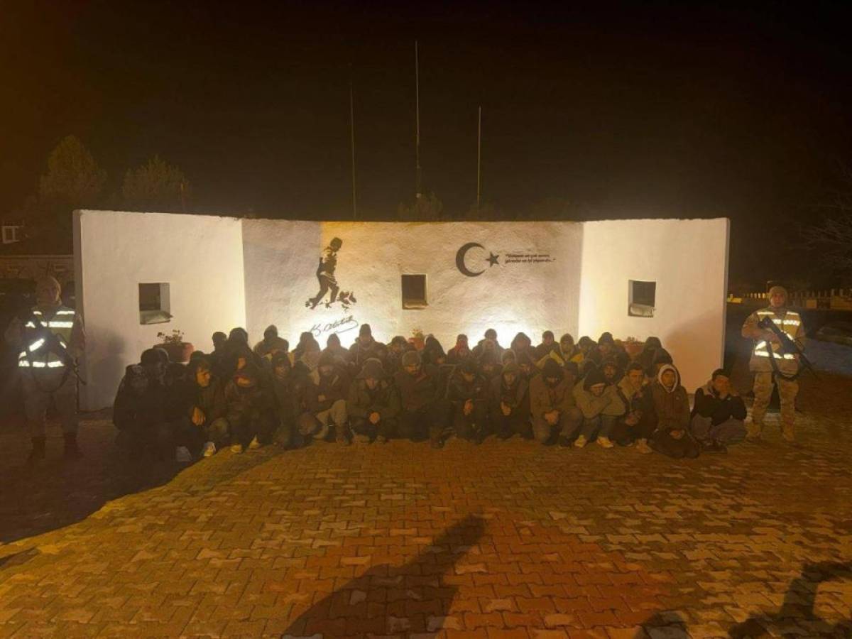 Van'da tırın dorsesinde 69 düzensiz göçmen yakalandı