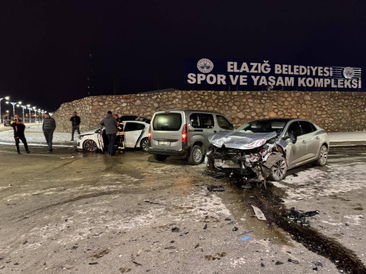 Elazığ'da iki otomobilin çarpıştığı kazada 3 kişi yaralandı
