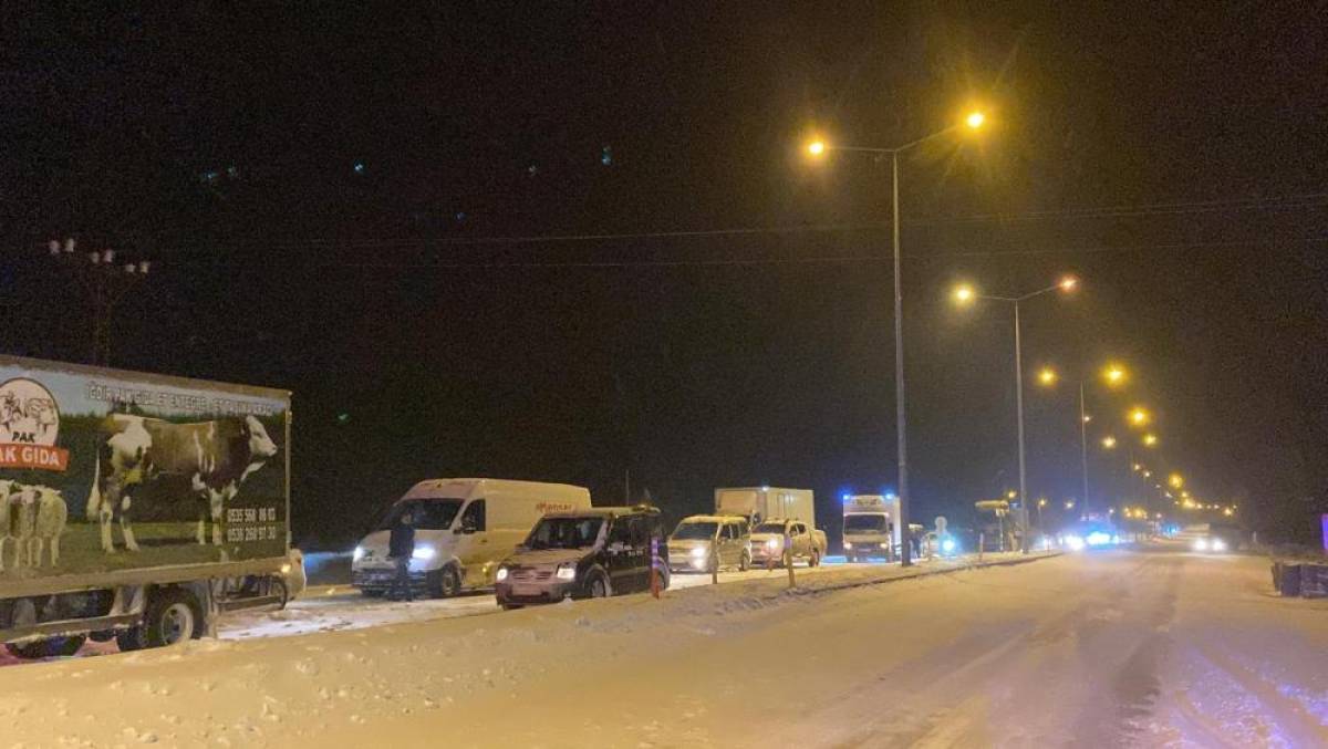 Ağrı-Iğdır kara yolunda mahsur kalanlara Türk Kızılay kumanya dağıttı