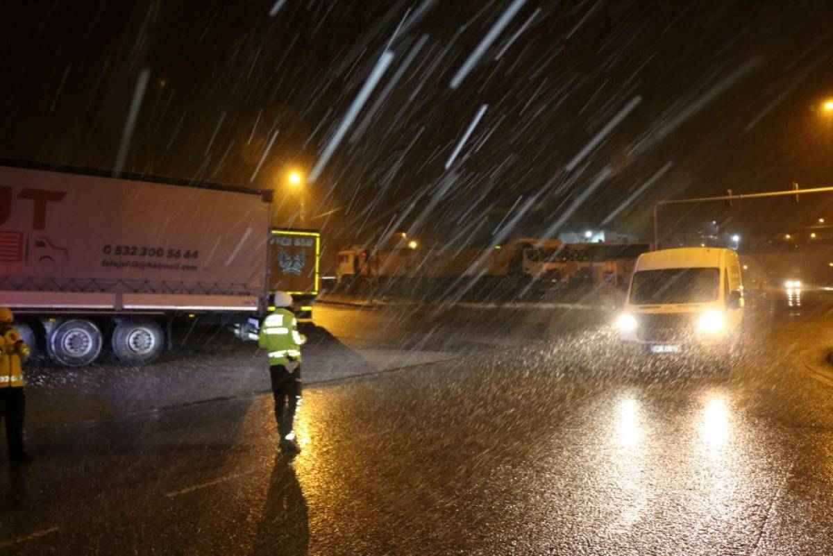 Malatya-Sivas kara yolunda ulaşım kar yağışı nedeniyle kontrollü sağlanıyor