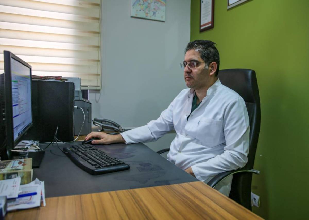 Rahim ağzı kanseri şüphesiyle hastaneye başvuran 30 hastasına sigarayı bıraktırdı