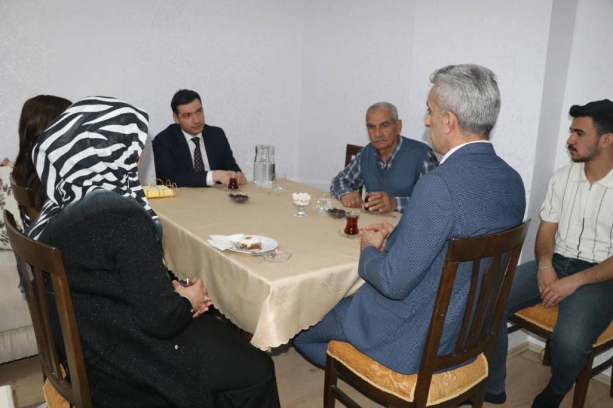 Keban Kaymakamı Furkan Atalık, iftarda bir eve misafir oldu