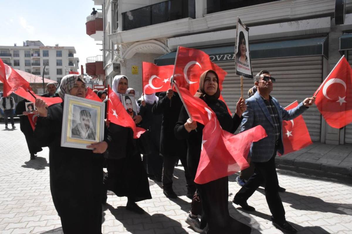 Vanlı aileler, DEM Parti İl Başkanlığı önündeki eylemlerini sürdürdü