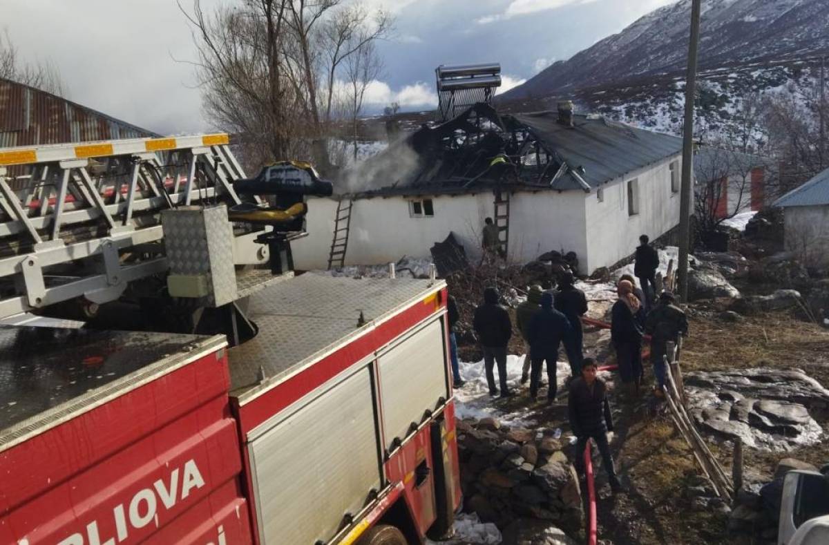 Bingöl'de tek katlı evde çıkan yangında 1 kişi yaralandı