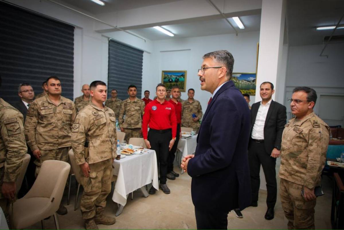 Hakkari Valisi Çelik, jandarma personeliyle iftar yaptı