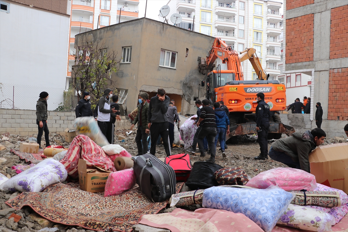 Deprem sonrası &ccedil;&ouml;kme riski  bulunan 2 katlı ev yıkıldı